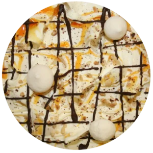 Nahaufnahme von Zuppa-Inglese-Eis mit heller Cremebasis, dunklen Schokoladenstreifen, orangefarbenen Saucenspuren und gehackten Nüssen.