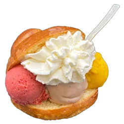 Brioche mit Gelato – weiches, leicht süßes Hefegebäck, gefüllt mit mehreren Eiskugeln und Sahne. Typisch für Sizilien: Gelato im Brioche statt in Waffel oder Becher.