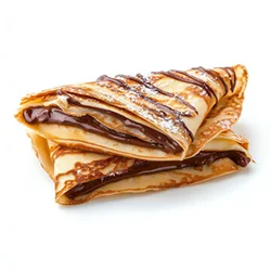 Das Bild zeigt einen gefalteten Crêpe mit Schokoladenfüllung, leicht mit Puderzucker bestäubt und mit Schokoladensauce verziert. Dünn ausgebacken, goldbraun, weich gefaltet – klassisch serviert.