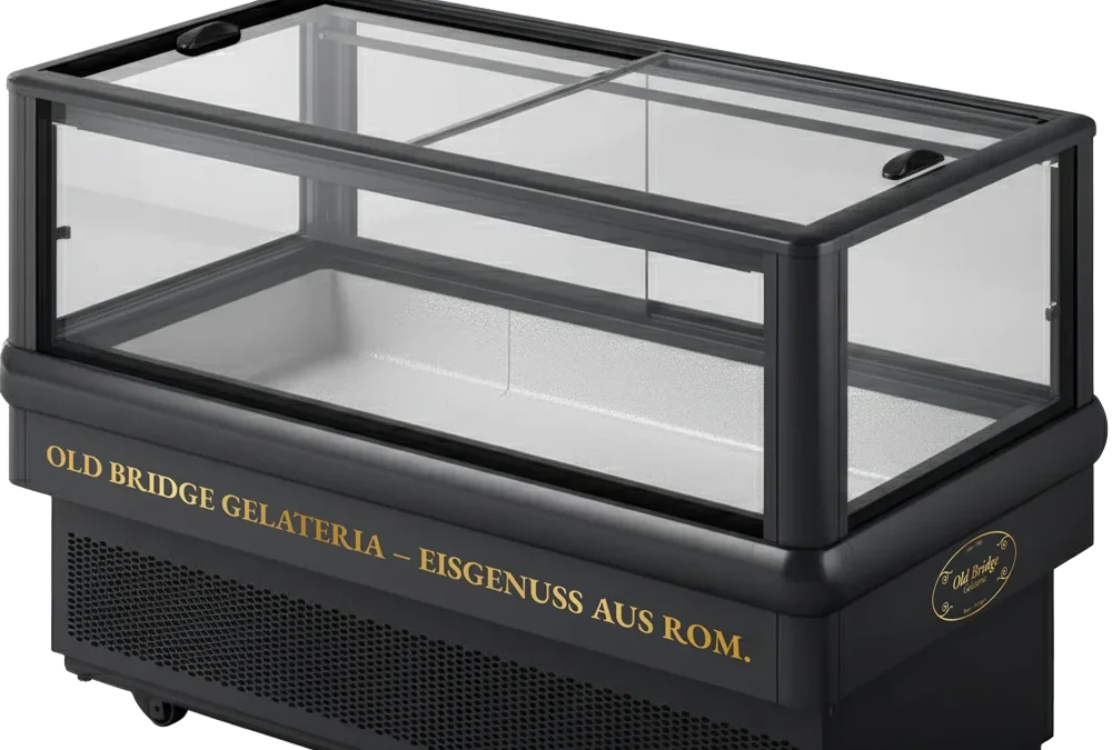 Das Bild zeigt eine Verkaufstruhe im Old-Bridge-Design. Schwarzes Gehäuse mit goldener Beschriftung „Old Bridge Gelateria – Eisgenuss aus Rom.“ Glasaufsatz mit Schiebedeckeln, fahrbar auf Rollen.