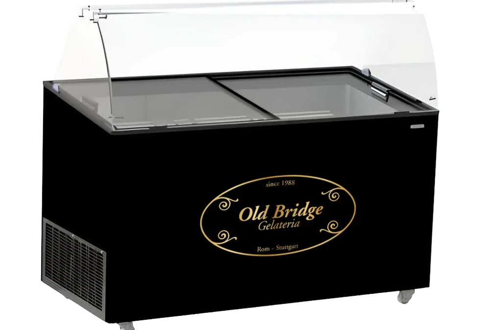 Das Bild zeigt eine größere Eisverkaufsvitrine mit Klapphaube im Old-Bridge-Design. Schwarzes Gehäuse mit goldenem Logo.
